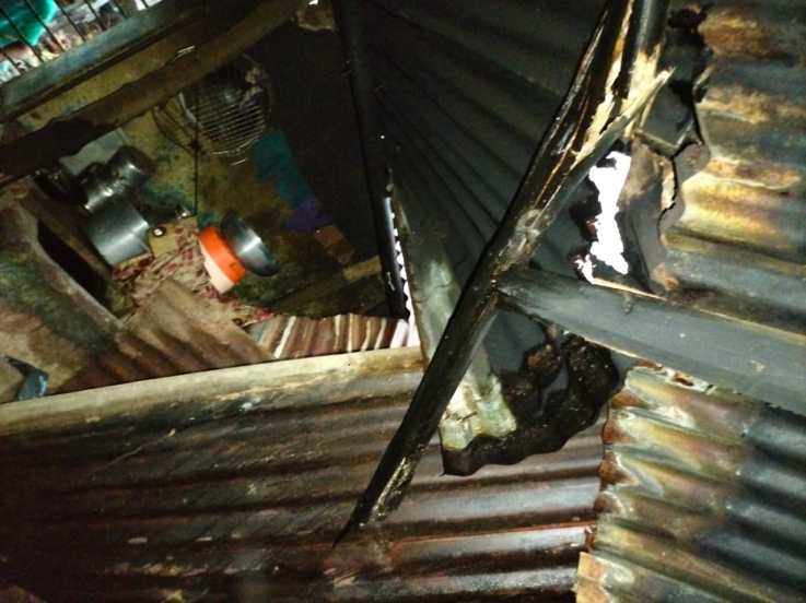 घरावरील छतच कोसळल्याने घऱातील वस्तूंचे देखील मोठ्याप्रमाणावर नुकसान झाले.