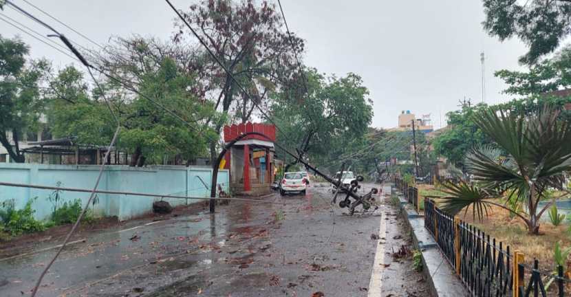सोसाट्याचा वारा आणि तुफान पावसाने सातारा व कराडमध्ये अक्षरशः हाहाकार माजवला.