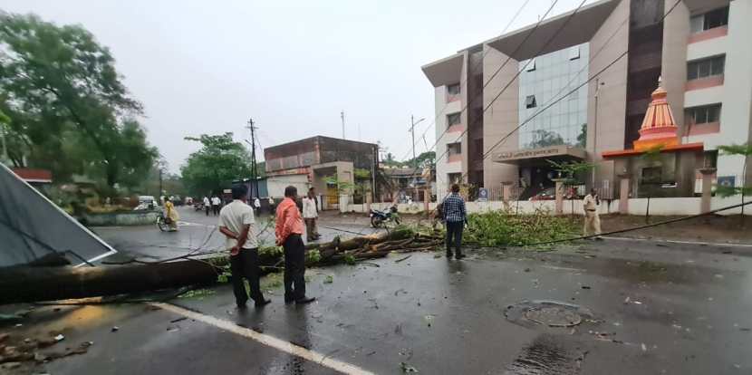 वेगवान वारे आणि विजांच्या प्रचंड कडकडाटासह कोसळलेल्या अवकाळी पावसाने सर्वत्र दाणादाण उडवून दिली.