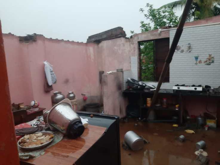 काही ठिकाणी तर घरावरील पत्रे अक्षरशा उडून गेली. त्यामुळे घरात सर्वत्र पाणीच पाणी झाले.