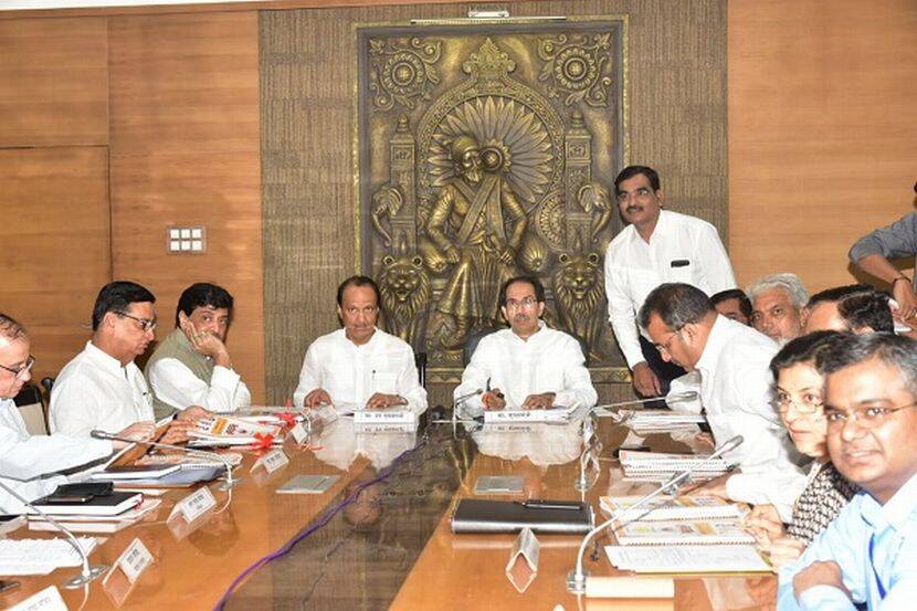 करोना काळात एकीकडे सर्वसामान्य नागरिकांना रुग्णालयात बेड मिळवण्यासाठी धावाधाव करावी लागलेली असताना धक्कादायक माहिती समोर आली आहे. गेल्या दोन वर्षात करोना काळात राज्य सरकारमधील १८ मंत्र्यांनी खासगी रुग्णालयात उपचार घेत लाखोंचा खर्च केला आहे. उपचाराचा सर्व खर्च सरकारी तिजोरीतून भरण्यात आला. ही माहिती समोर आल्यानंतर राज्यात खळबळ उडाली आहे.