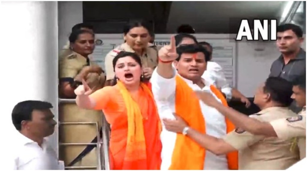 राणा दाम्पत्यास अटक; आजची रात्र पोलीस ठाण्यातच जाणार!