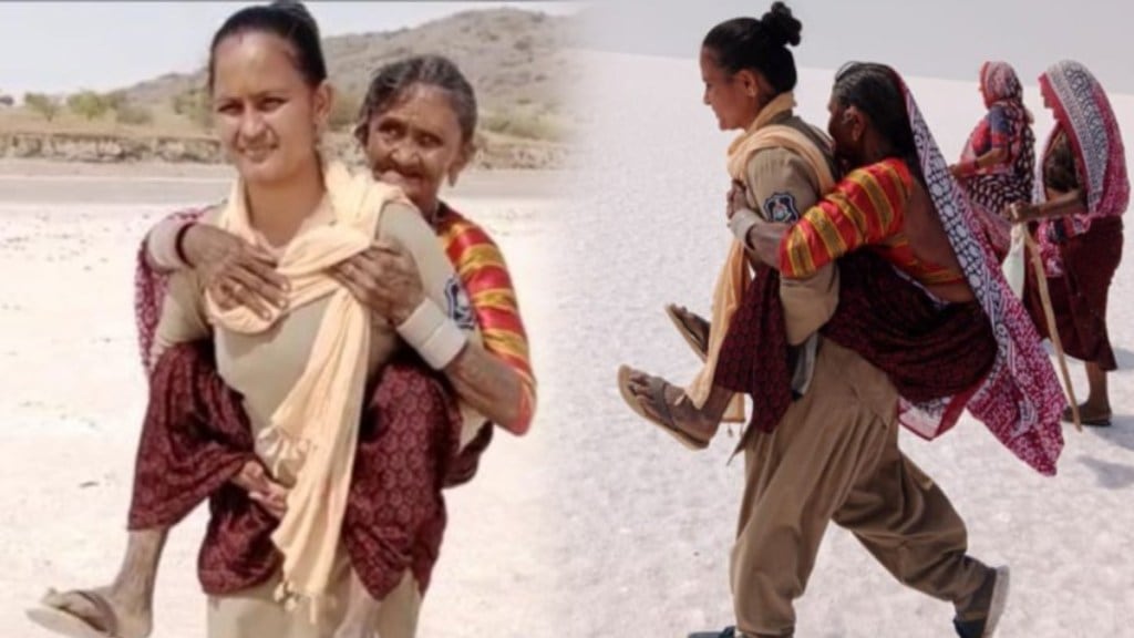 महिला पोलीस कर्मचाऱ्याने माणुसकीचे अनोखे उदाहरण देत वृद्ध महिलेला मदत केली.(Photo : Twitter/@sanghaviharsh)