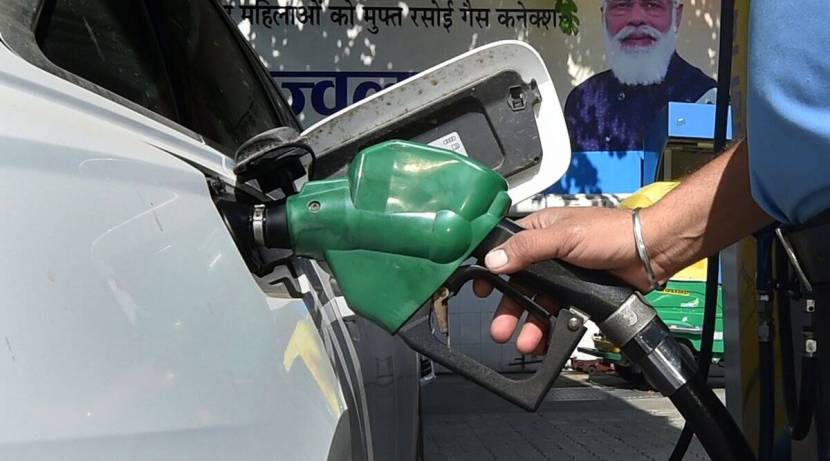CNG Car Tips: पेट्रोल आणि डिझेलच्या दरात विक्रमी वाढ झाली आहे. त्यामुळेच सीएनजीचा अवलंब करणार्‍या वाहनांच्या संख्येत वाढ होऊन त्यांचा खिशातून होणारा खर्च कमी झाला आहे. ( फोटो: PTI)