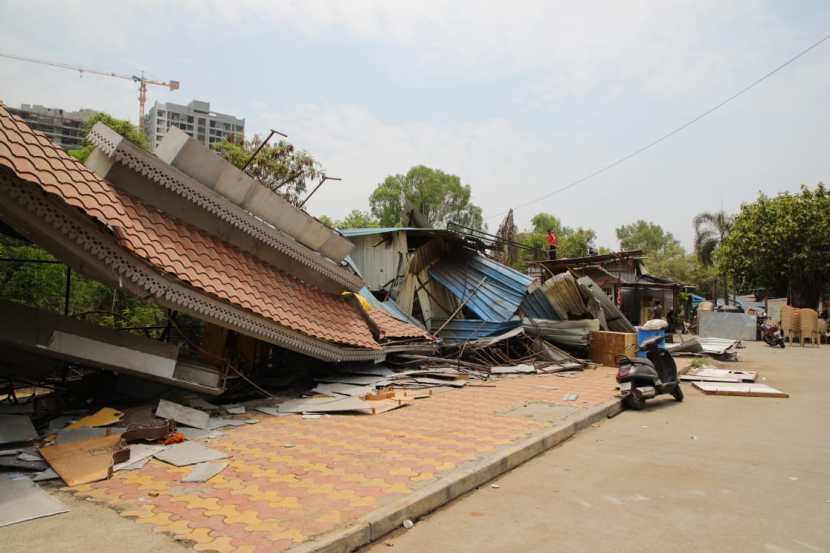 त्यामुळे वाहनधारक देखील रस्त्याने जाताना ही कारवाई थांबून पाहत होते.