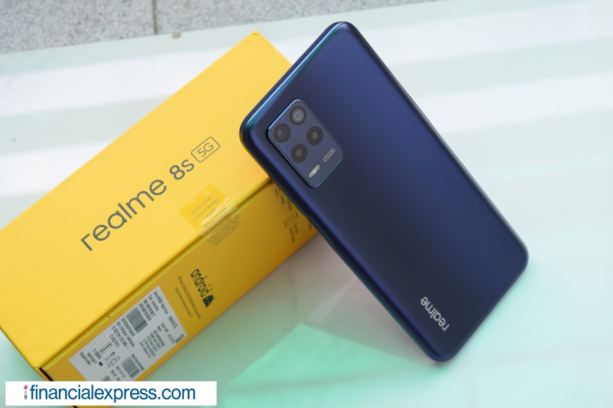 २२, ९९९ रुपयांचा रिअलमी 8s 5G स्मार्टफोन १८,९९९ रुपयांना विकला जात आहे. प्रीपेड ऑफरसह १,५०० रुपये वाचवले जाऊ शकतात आणि जे एसबीआय आणि एचडीएफसी बँक कार्ड वापरतात ते १००० रुपयांपर्यंत बचत करू शकतात.(photo: financial express)