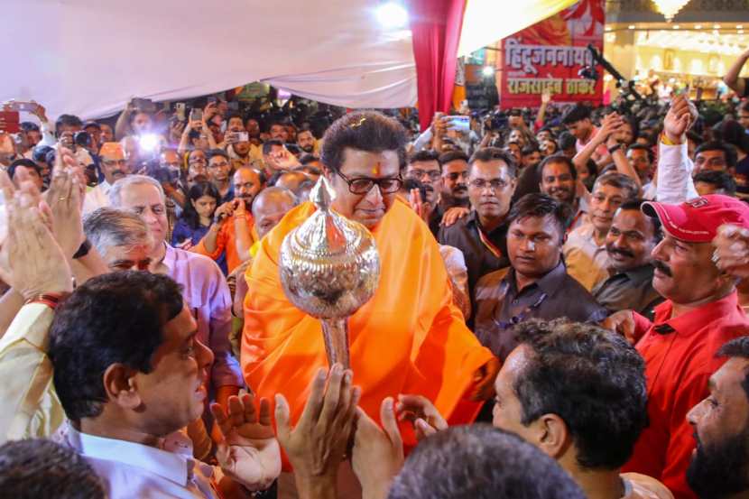 त्यानंतर त्यांनी मंदिरात जाऊन दर्शन घेतल्यावर भगवी शाल आणि चांदीची गदा देऊन मनसैनिकांनी राज ठाकरेंचं स्वागत केलं.(एक्स्प्रेस फोटो: पवन खेंगरे)