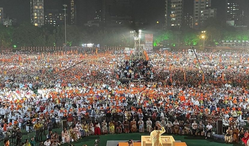 राजकीय समीकरणे बदलल्यानेच बहुधा एकेकाळी टीकेचे धनी झालेले फडणवीस आता राज ठाकरे यांची भूमिका बरोबर आहे असे बोलू लागले आहेत.