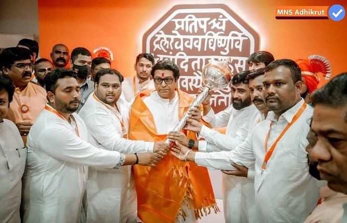 एक असतो बसलेला मुख्यमंत्री तर एक असतो बसविलेला मुख्यमंत्री. देवेंद्र फडणवीस यांच्यासारखा बसविलेला मुख्यमंत्री निर्णय घेऊ शकत नाही. (सप्टेंबर २०१५)