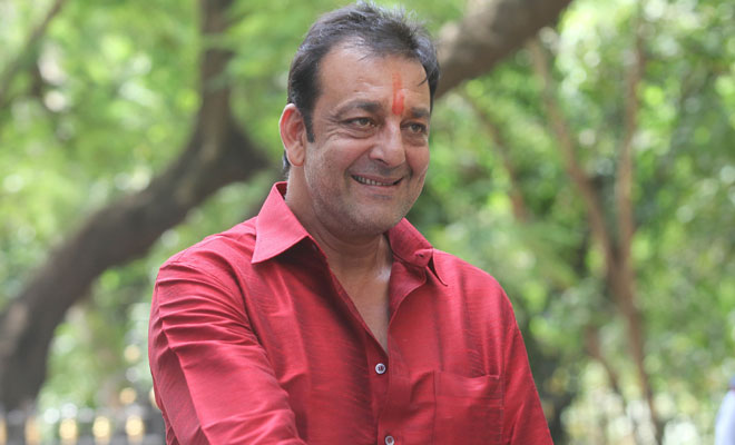 यूट्यूबर रणवीर अलाहाबादियाशी झालेल्या संभाषणात संजय दत्तने सांगितले की, त्यावेळी ड्रग्ज करणे त्याच्यासाठी 'कूल' होते. यावेळी त्याला त्याने स्वतःला अंमली पदार्थांच्या व्यसनातून कसे बाहेर काढले असे विचारण्यात आले. (फोटो - इंडियन एक्सप्रेस)