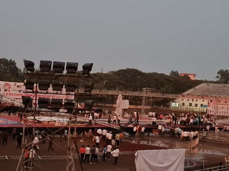 अचानक आलेल्या पावसामुळे ‘महाराष्ट्र केसरी’ स्पर्धेचा लाईटचा मंडप कोसळला, आखाड्यातील माती वाहून गेली.