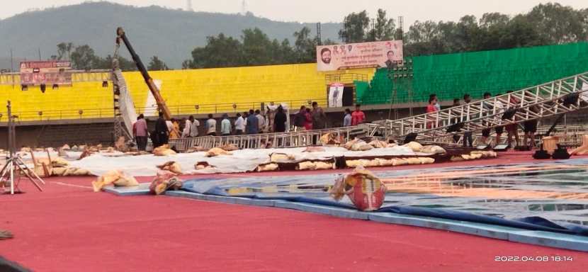 मॅट भिजले, स्टेडियममध्ये पाणी साठले आहे. यामुळे स्पर्धा पुढील निर्णयापर्यंत स्थगित करण्यात आली आहे.