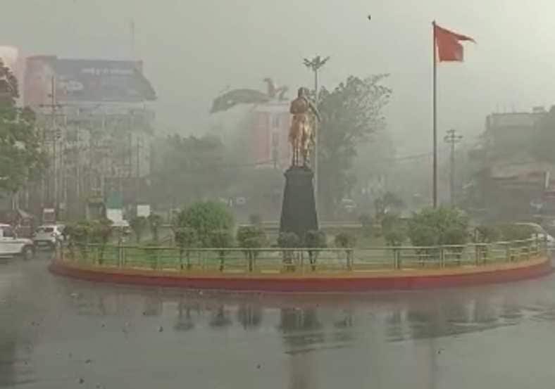 सोसाट्याचा वारा आणि मुसळधार पाऊस यामुळे वाहतूकही विस्कळीत झाली होती.