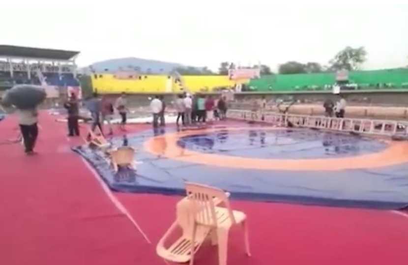 पावसाचे पाणी मॅटवर साचल्याने मोठ्याप्रमाणावर नुकसान झाले आहे.