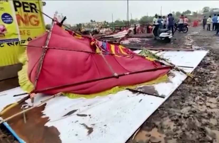 शिवाय मैदानात देखील चिखल झाल्याने मोठी समस्या निर्माण झाली आहे.