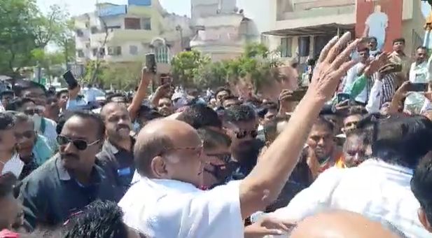 शरद पवार आल्यानंतर गाडीतून खाली उतरले आणि हार स्वीकारण्यासाठी पोहोचले होते.
