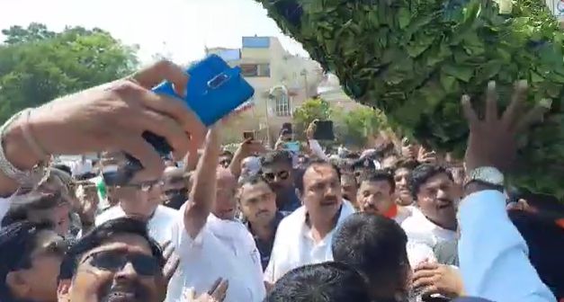 यावेळी त्यांच्यासोबत पक्षाचे प्रदेशाध्यक्ष जयंत पाटीलदेखील होते.
