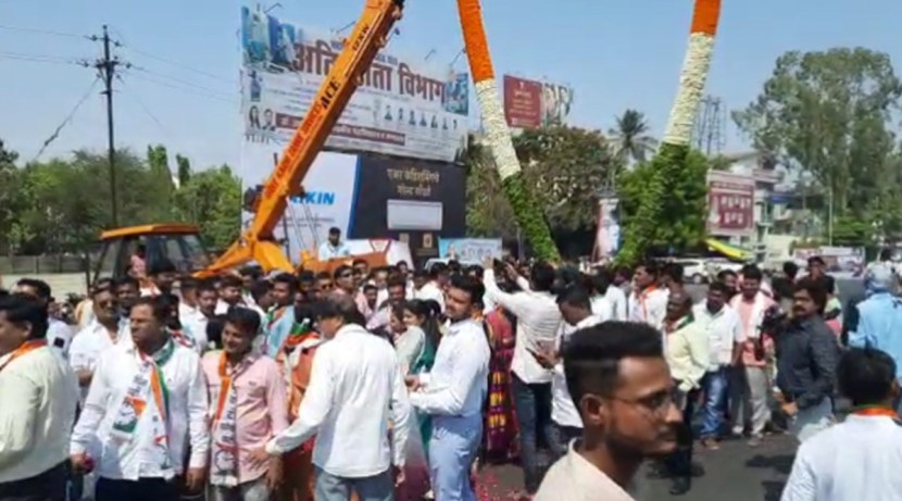 शरद पवारांचं पक्षाच्या जिल्हा कार्यालयाजवळ जल्लोषात व जंगी स्वागत करण्यासाठी कार्यकर्त्यांनी तुफान गर्दी केली होती.