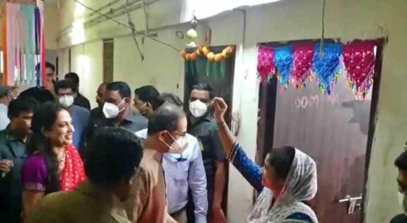मुख्यमंत्री उद्धव ठाकरे यांचं आजींच्या घरी आगमन होताच त्यांना ओवाळण्यात आलं.