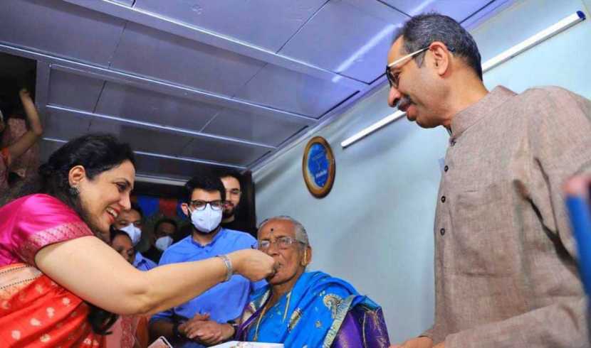 यावेळी त्यांच्यासोबत रश्मी ठाकरे, आदित्य ठाकरे आणि तेजस ठाकरे हे उपस्थित होते.