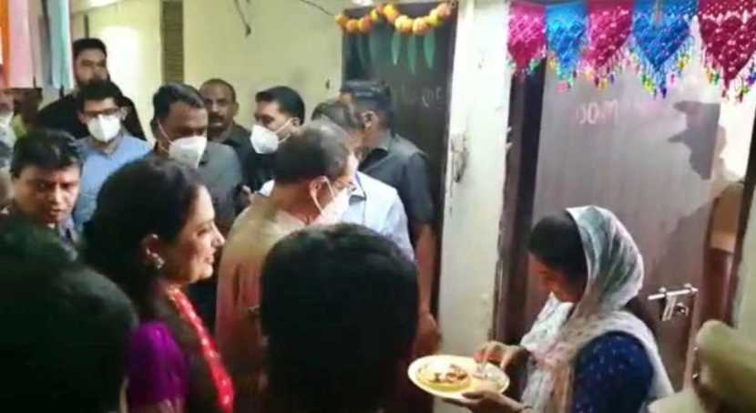 विशेष म्हणजे पंतप्रधान नरेंद्र मोदी मुंबईत असताना मुख्यमंत्र्यांनी त्या कार्यक्रमाला गैरहजर राहत आजींची भेट घेतली.