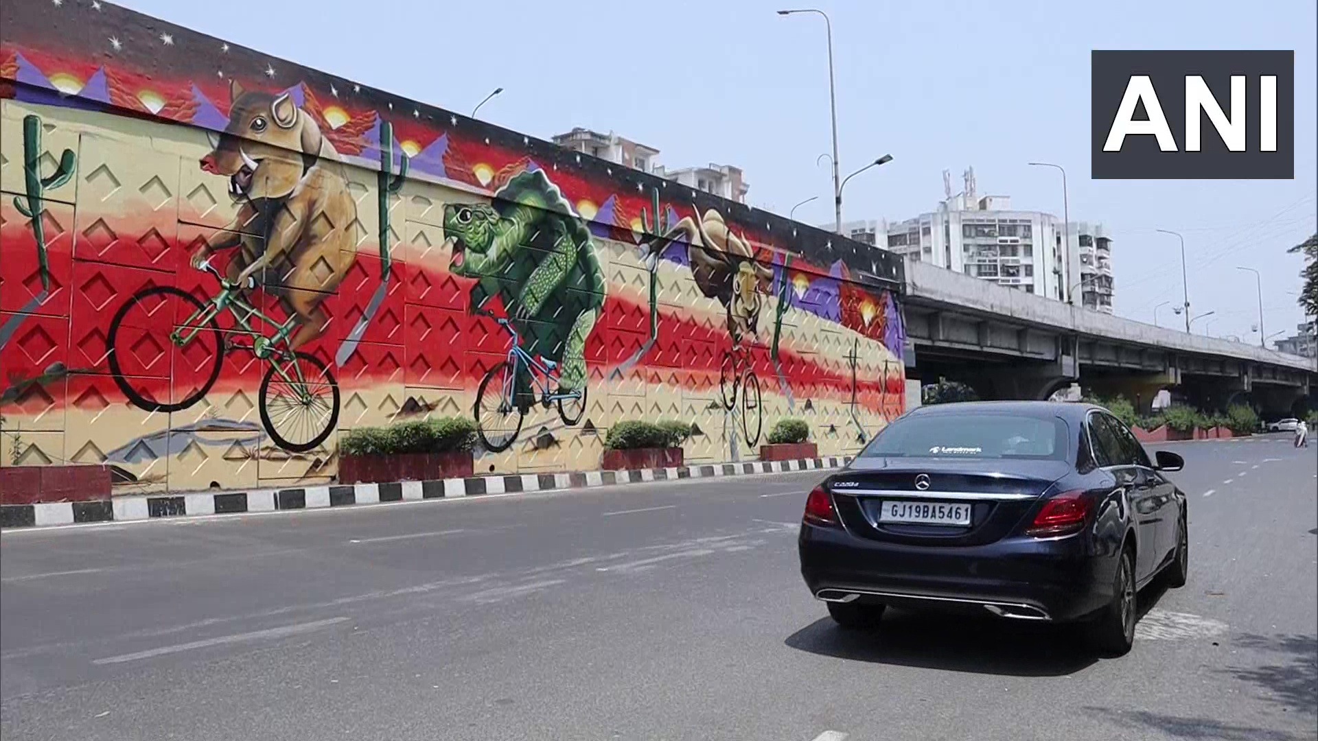 Gujarat Beautification of public places in Surat is being done via wall paintings 
