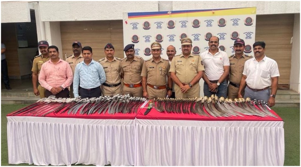 पिंपरी-चिंचवडमध्ये ९७ तलवारी जप्त; कुरिअरद्वारे औरंगाबाद, अहमदनगरला पाठवला जात होता शस्त्रसाठा
