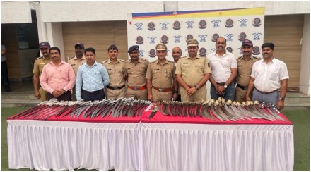 पिंपरी-चिंचवडमध्ये ९७ तलवारी जप्त; कुरिअरद्वारे औरंगाबाद, अहमदनगरला पाठवला जात होता शस्त्रसाठा