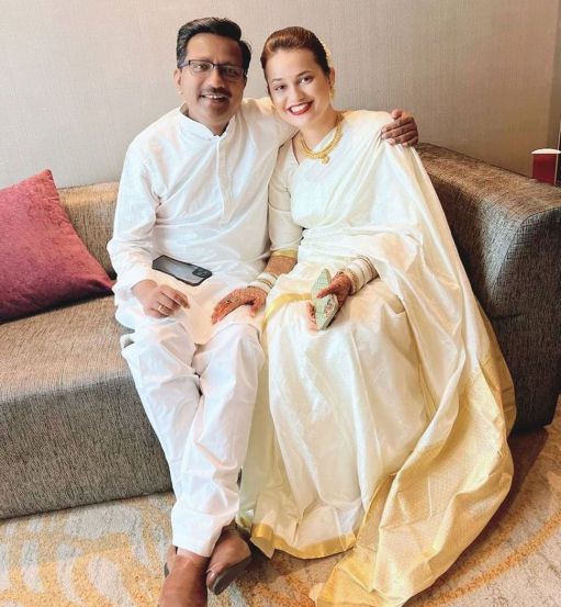 फोटोमध्ये टीना डाबी पती प्रदीप गावंडे यांच्यासोबत दिसत आहेत. #NewProfilePic असा हॅशटॅग देत त्यांनी हा फोटो शेअर केला आहे.