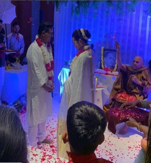 हे लग्न बौद्ध पद्धतीनुसार पार पडल्याची माहिती आहे.