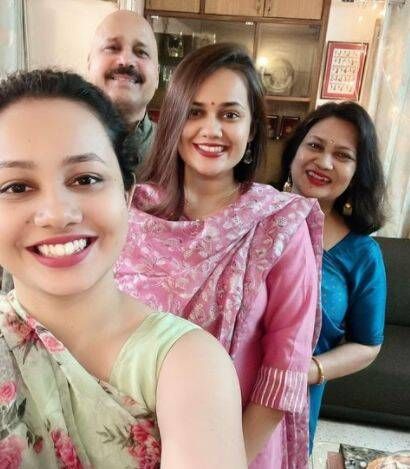 महत्वाचं म्हणजे फक्त पतीच नाही तर टीना डाबी यांची आईदेखील मराठी आहे.