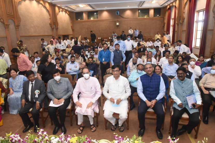 मुख्यमंत्री उद्धव ठाकरे यांच्या हस्ते आज नागरी सेवा दिनानिमित्ताने राजीव गांधी प्रशासकीय गतिमानता अभियानातील विजेत्यांना पारितोषिकांचे वितरण करण्यात आले. यावेळी महसूल मंत्री बाळासाहेब थोरात, वस्त्रोद्योग मंत्री अस्लम शेख, खासदार अरविंद सावंत, मुख्य सचिव मनुकुमार श्रीवास्तव, सामान्य प्रशासन विभागाचे अपर मुख्य सचिव डॉ. संजय चहांदे, राज्यभरातील पुरस्कार प्राप्त अधिकारी आणि कर्मचारी, शासनाचे वरिष्ठ अधिकारी उपस्थित होते.
