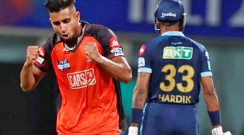 याआधी लसिथ मलिंगा, जयदेव उनाडकट आणि इरफान पठाणने ही कामगिरी केली होती. आता या यादीत उमरान मलिकचाही समावेश झालाय. (छायाचित्र सौजन्य - इंडियन एक्स्प्रेस)