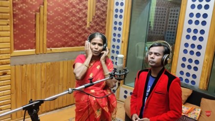 यावेळी तिने बांगलादेशी सुपरस्टार हिरो आलोमसोबत गाणे गायले आहे. (Photo : Youtube/Hero Alom OFFICIAL) यावेळी तिने बांगलादेशी सुपरस्टार हिरो आलोमसोबत गाणे गायले आहे. (Photo : Youtube/Hero Alom OFFICIAL)