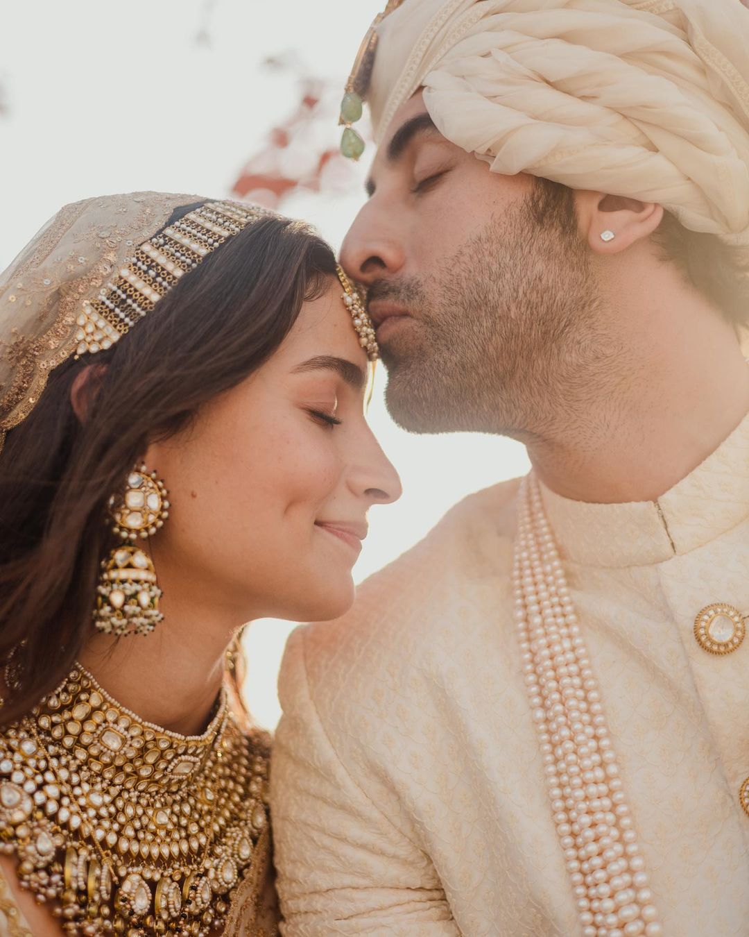 आलिया-रणबीरच्या शाही विवाहसोहळ्याचे फोटो सोशल मीडियावर चाहत्यांचं लक्ष वेधून घेत आहेत.