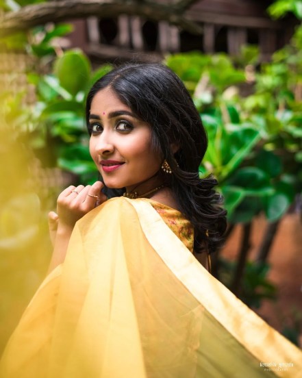 एकिकडे चित्रपटाची सोशल मीडियावर जोरदार चर्चा सुरू असतानाच अर्चना जोइसचे फोटो सोशल मीडियावर व्हायरल होताना दिसत आहेत.