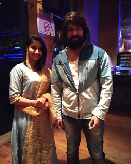सध्या सोशल मीडियावर दाक्षिणात्य सुपरस्टार यशच्या KGF 2 ची जोरदार चर्चा सुरू आहे. या चित्रपटात अभिनेत्री अर्चना जोइसनं त्याच्या ऑनस्क्रीन आईची भूमिका साकारली आहे.