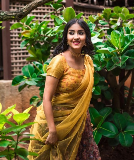 अर्चना जोइस ही दाक्षिणात्य चित्रपटसृष्टीतील प्रसिद्ध मॉडेल आणि नर्तिका आहे. मात्र तिला खरी ओळख केजीएफ या चित्रपटानंच दिली.