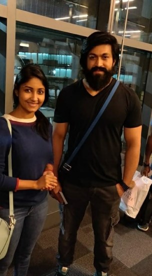 KGF मध्ये रॉकीभाई अर्थात अभिनेता यशच्या ऑनस्क्रीन आईची भूमिका साकारणारी अर्चना खऱ्या आयुष्यात मात्र खूपच सुंदर दिसते.
