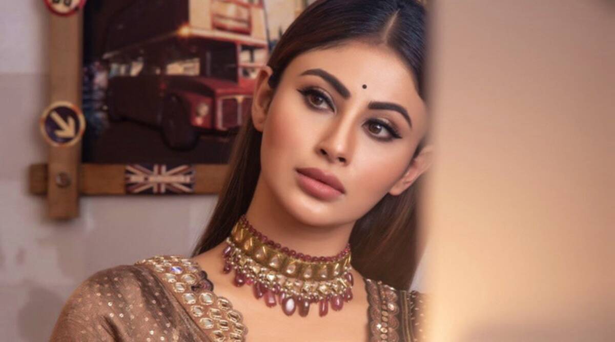 मीडिया रिपोर्टनुसार, या चित्रपटासाठी मौनीने तीन कोटी रुपये मानधन घेतलं आहे.