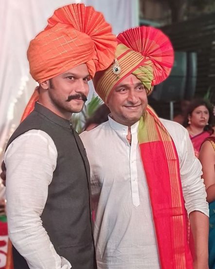 ‘चंद्रमुखी’ हा चित्रपट लेखक विश्वास पाटील यांच्या ‘चंद्रमुखी’ या कांदबरीवर आधारित आहे. या चित्रपटाचे दिग्दर्शन प्रसाद ओक यांनी केले आहे.