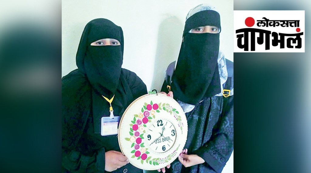 शेख कौसर फातिमा व त्यांच्या विद्यार्थ्यांनी वीणकामासह केलेले घड्याळ
