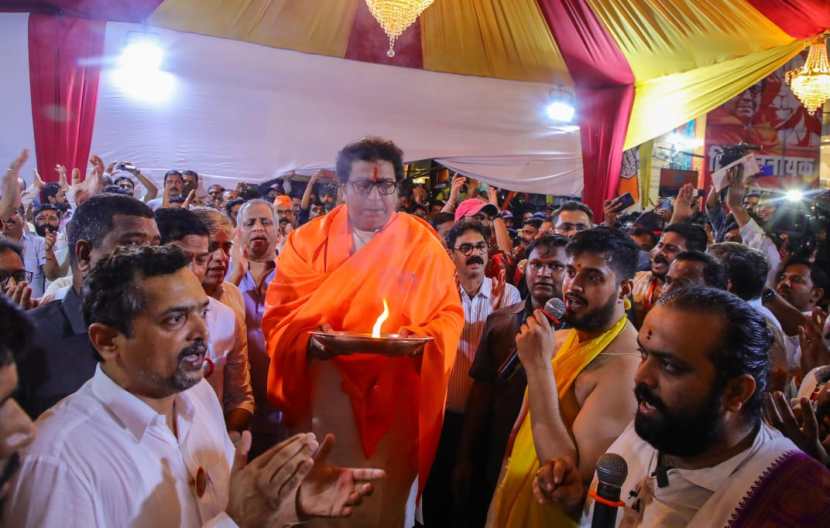 दरम्यान राज ठाकरे यांच्या हस्ते शनिवारी पुण्यातील सदाशिव पेठेतील खालकर तालीम चौक येथील हनुमान मंदिरात महाआरती करण्यात आली. (एक्स्प्रेस फोटो: पवन खेंगरे)