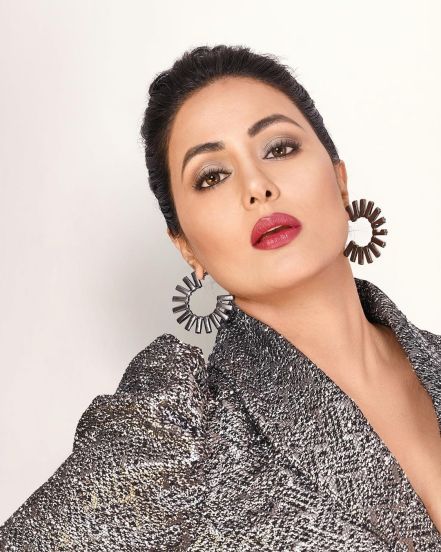 फोटोंमध्ये हिना खानचा न्यूड आणि स्मोकी मेकअप आणि तिचे कानातले तिचा लूक पूर्ण करत आहेत.