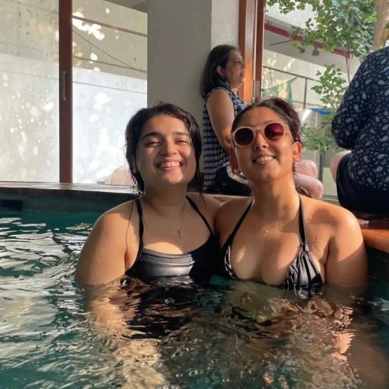 सध्या आयरा सोशल मीडियावर चर्चेत आहे ती तिच्या नुकत्याच शेअर केलेल्या फोटोंमुळे. ज्यात ती स्विमिंगपूलमध्ये मित्रांसोबत एन्जॉय करताना दिसतेय.