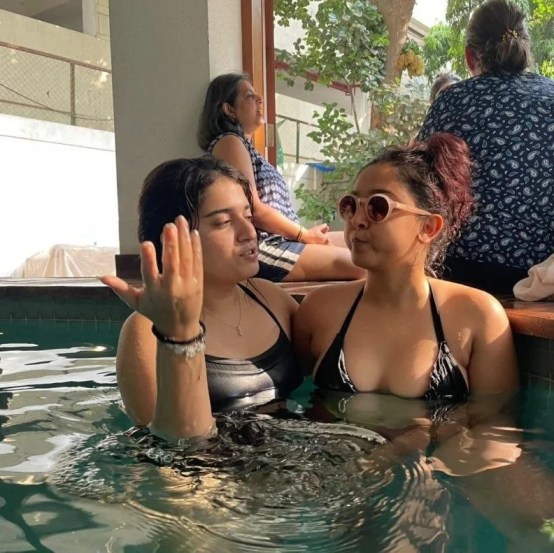 आमिर खानची लेक आयरानं नुकतेच तिच्या इन्स्टाग्रामवर हे फोटो शेअर केले असून आता ते सोशल मीडियावर व्हायरल होताना दिसत आहेत.