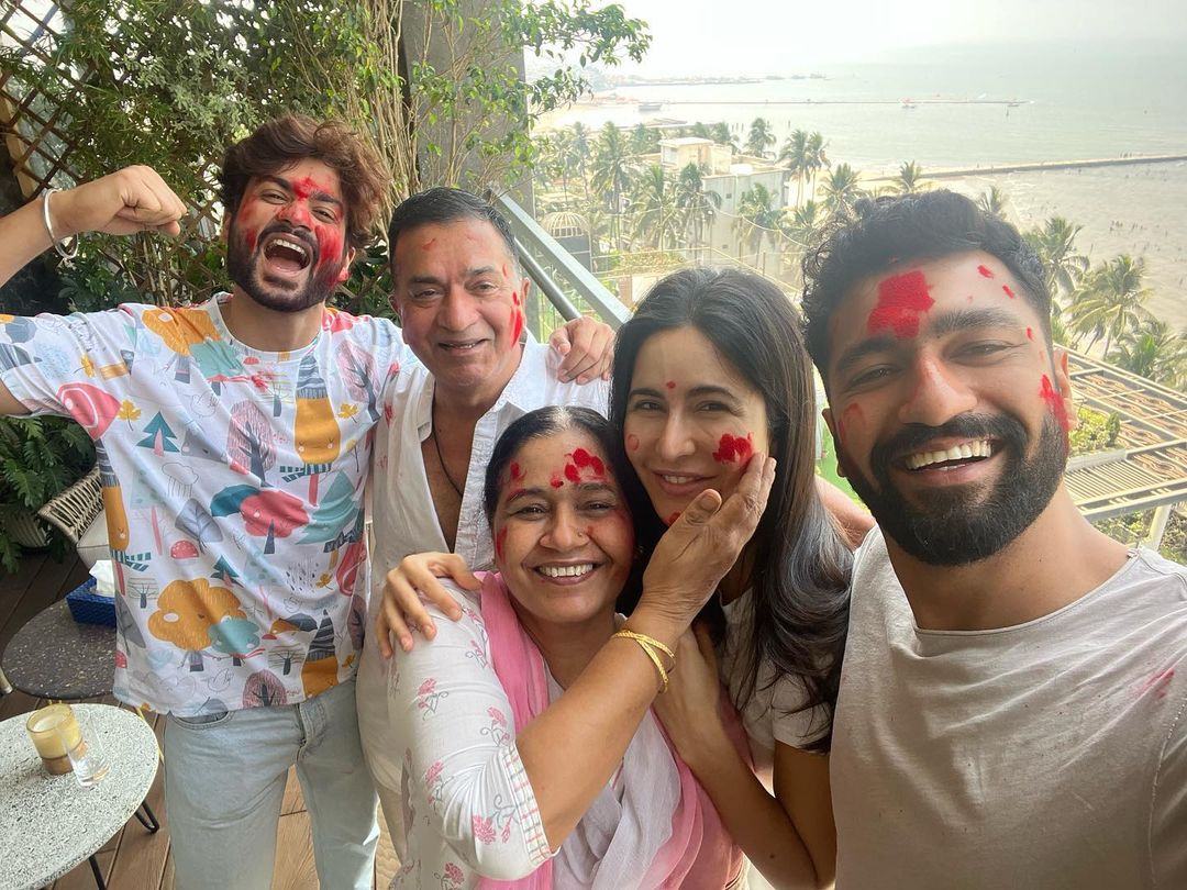 बॉलिवूड अभिनेत्री कतरिना कैफ आणि अभिनेता विकी कौशल हे दोघेही नेहमीच चर्चेत असतात. काही महिन्यांपूर्वी मोजक्या पाहुण्यांच्या उपस्थितीत त्यांचा शाही विवाह सोहळा पार पडला. राजस्थानमधील सवाई माधोपूर येथील सिक्स सेन्स फोर्ट या ठिकाणी ते विवाहबंधनात अडकले.
