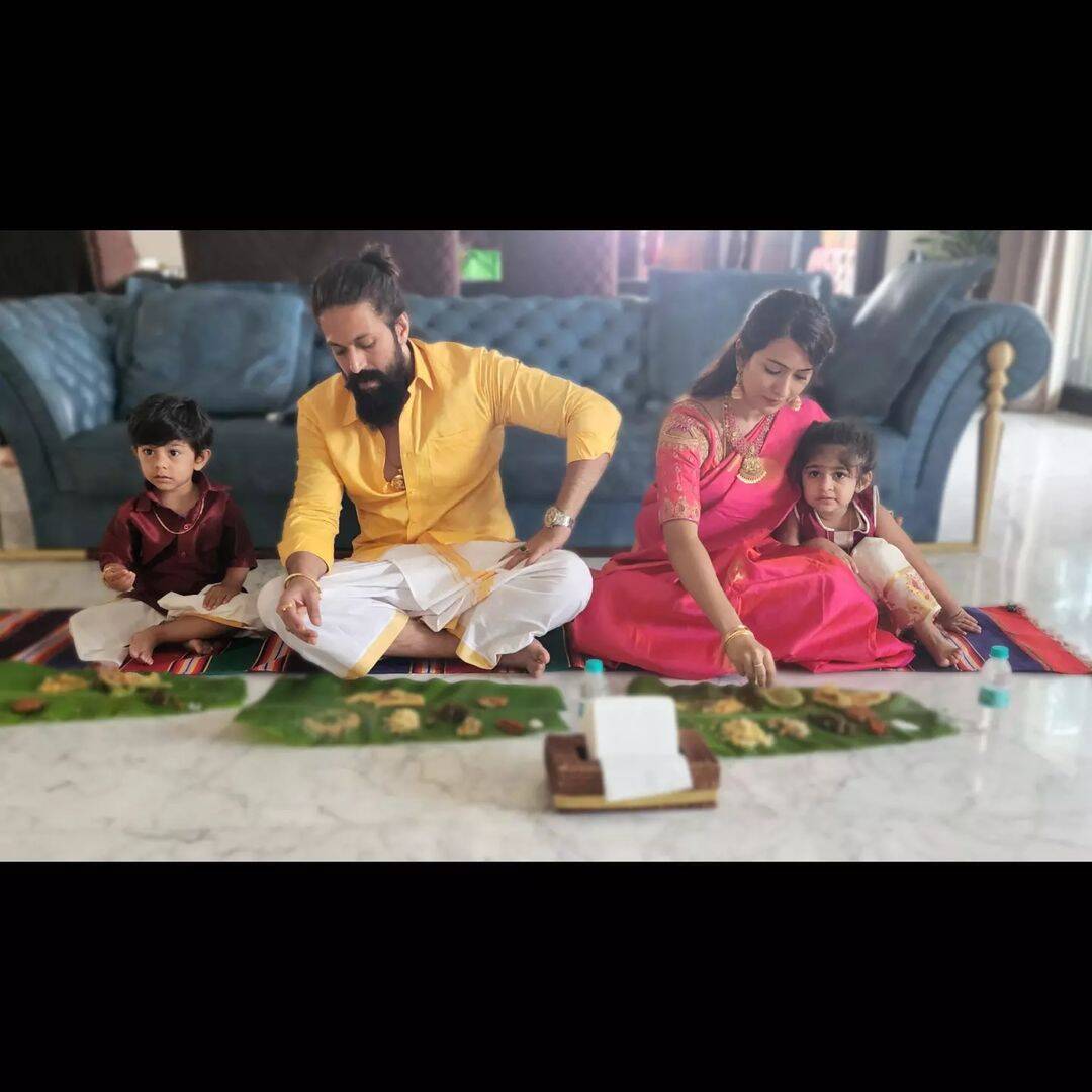 यश पत्नी राधिका आणि मुलांसोबत.