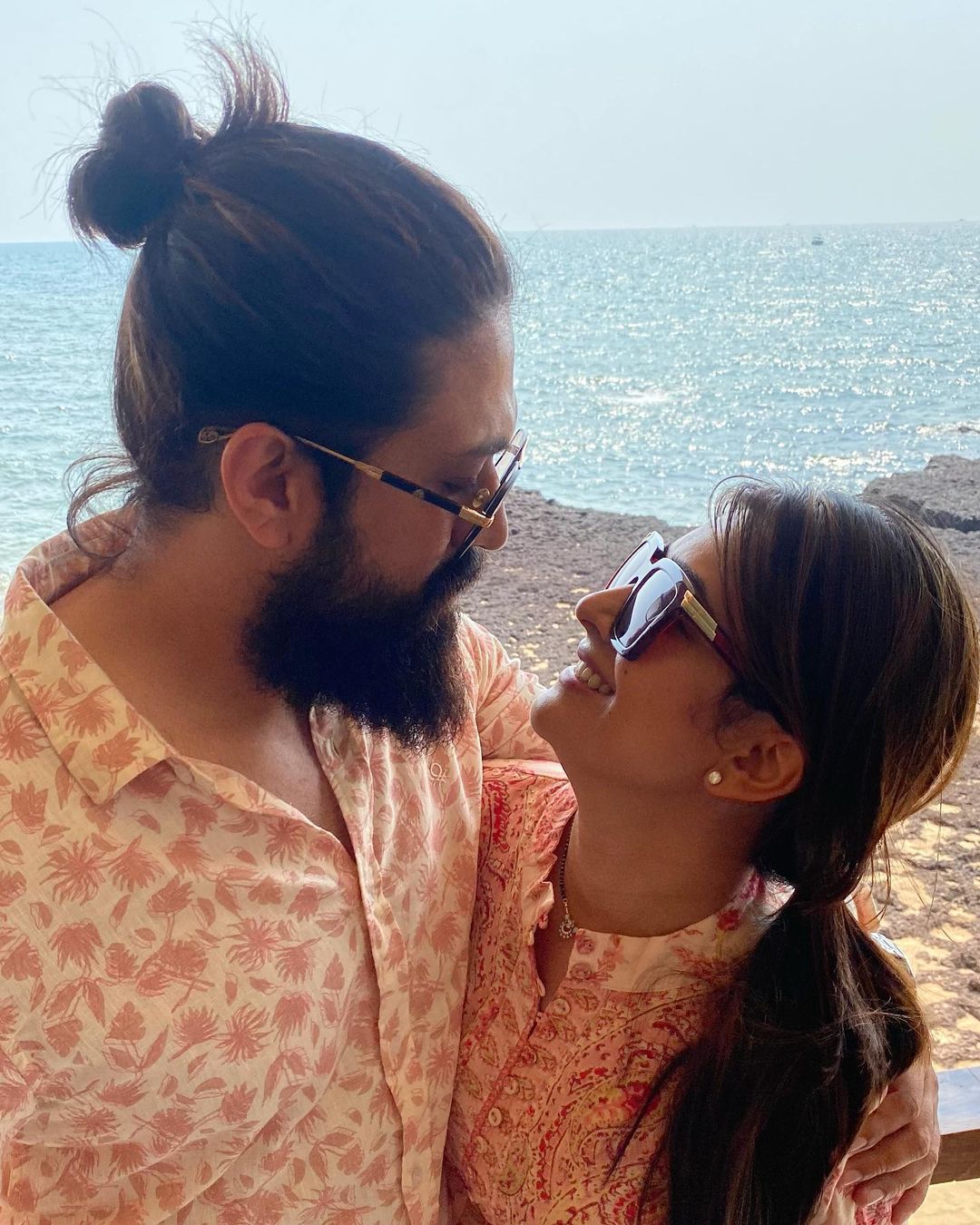 याचे फोटो यशचा पत्नी राधिकाने इन्स्टाग्राम अकाऊंटवरून शेअर केले आहेत.