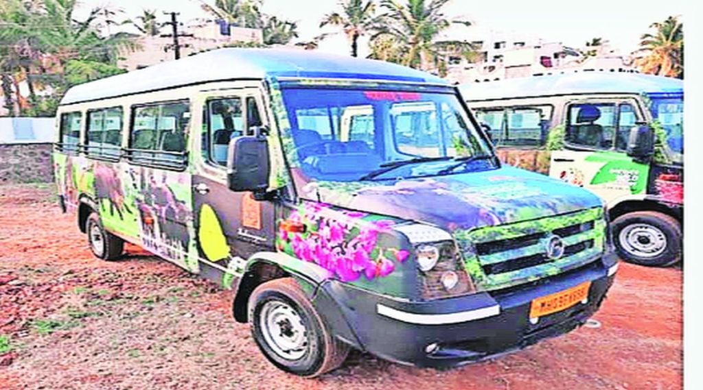 राधानगरी, दाजीपूरमधील रात्र जंगल सफारी; काजवा महोत्सवाला पर्यावरणप्रेमींचा विरोध राधानगरी, दाजीपूरमधील रात्र जंगल सफारी; काजवा महोत्सवाला पर्यावरणप्रेमींचा विरोध